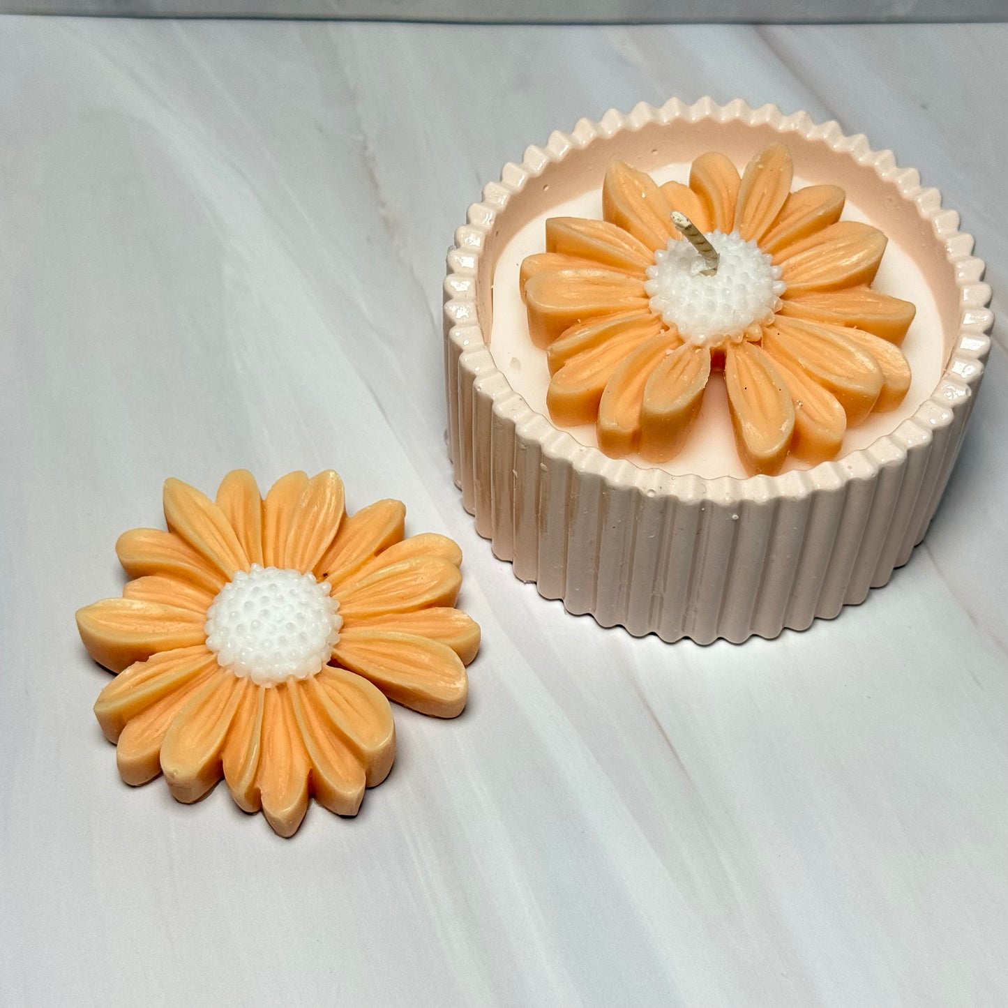 Daisy Dew — Fresh Floral Coconut Apricot Candle in Handmade Vessel