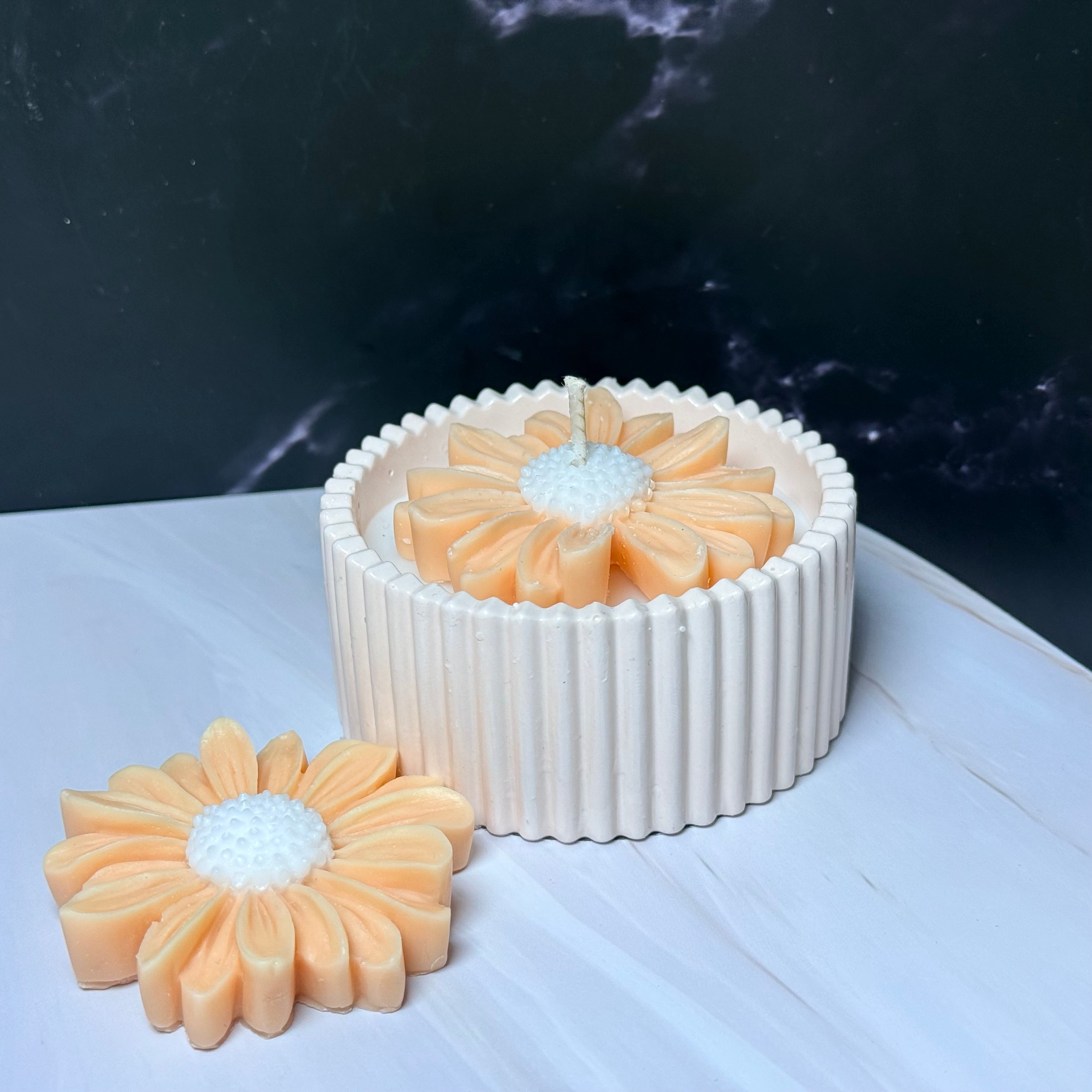 Daisy Dew — Fresh Floral Coconut Apricot Candle in Handmade Vessel